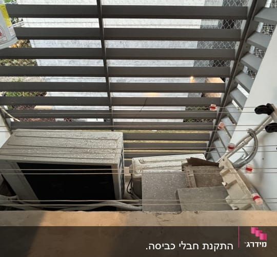 מערכת מיזוג אוויר עם צינורות וחיבורים